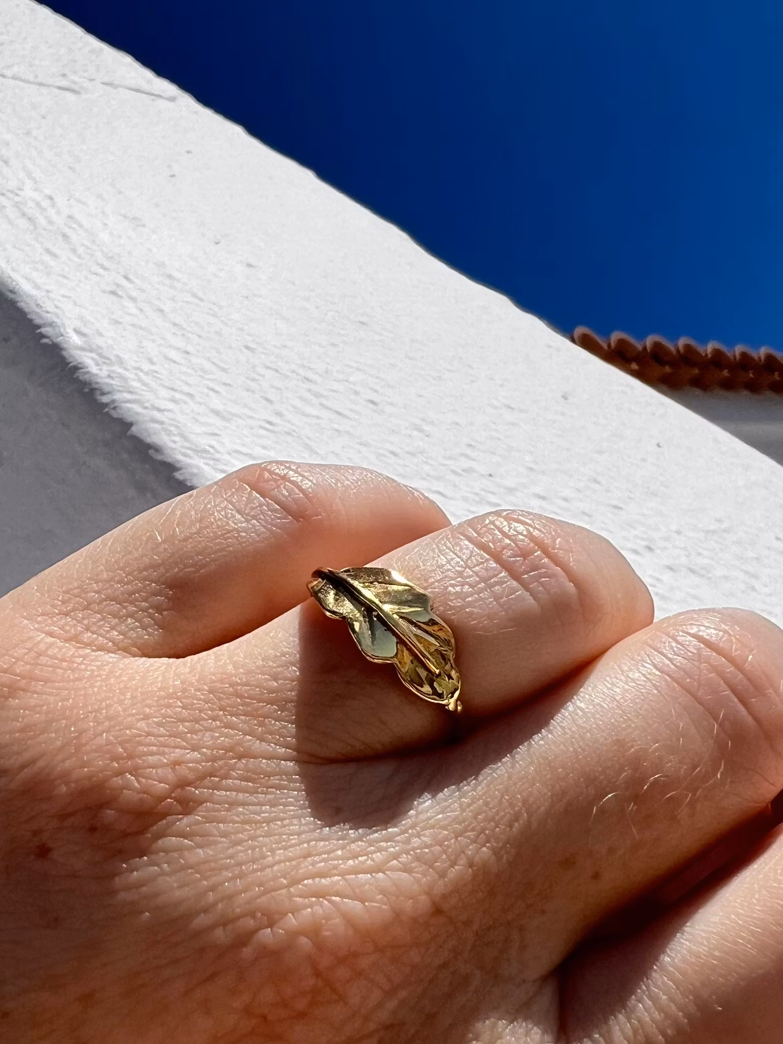 LITEN RING EKLÖV I MÄSSING