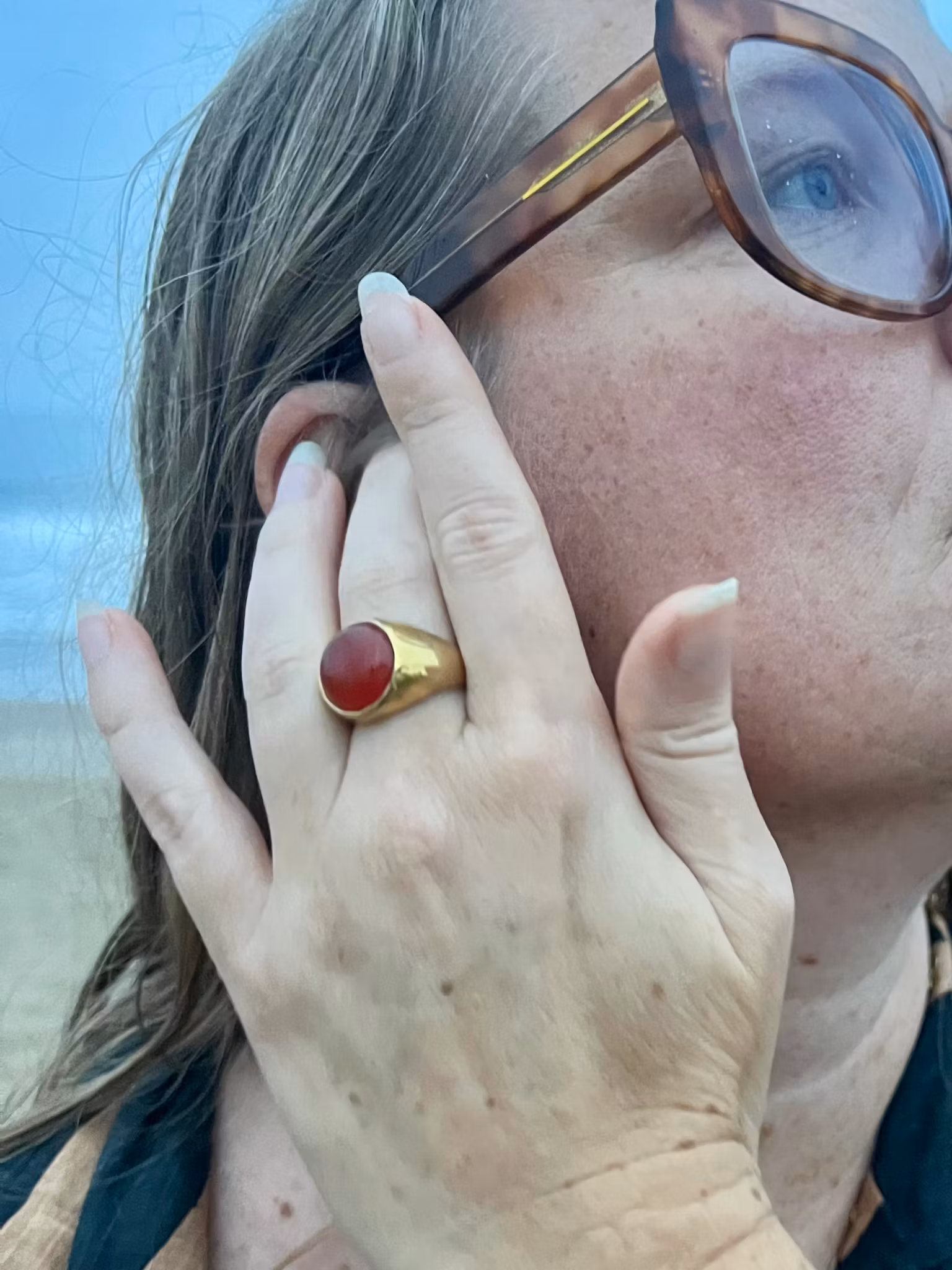 KARNEOL KUPOLRING I MÄSSING