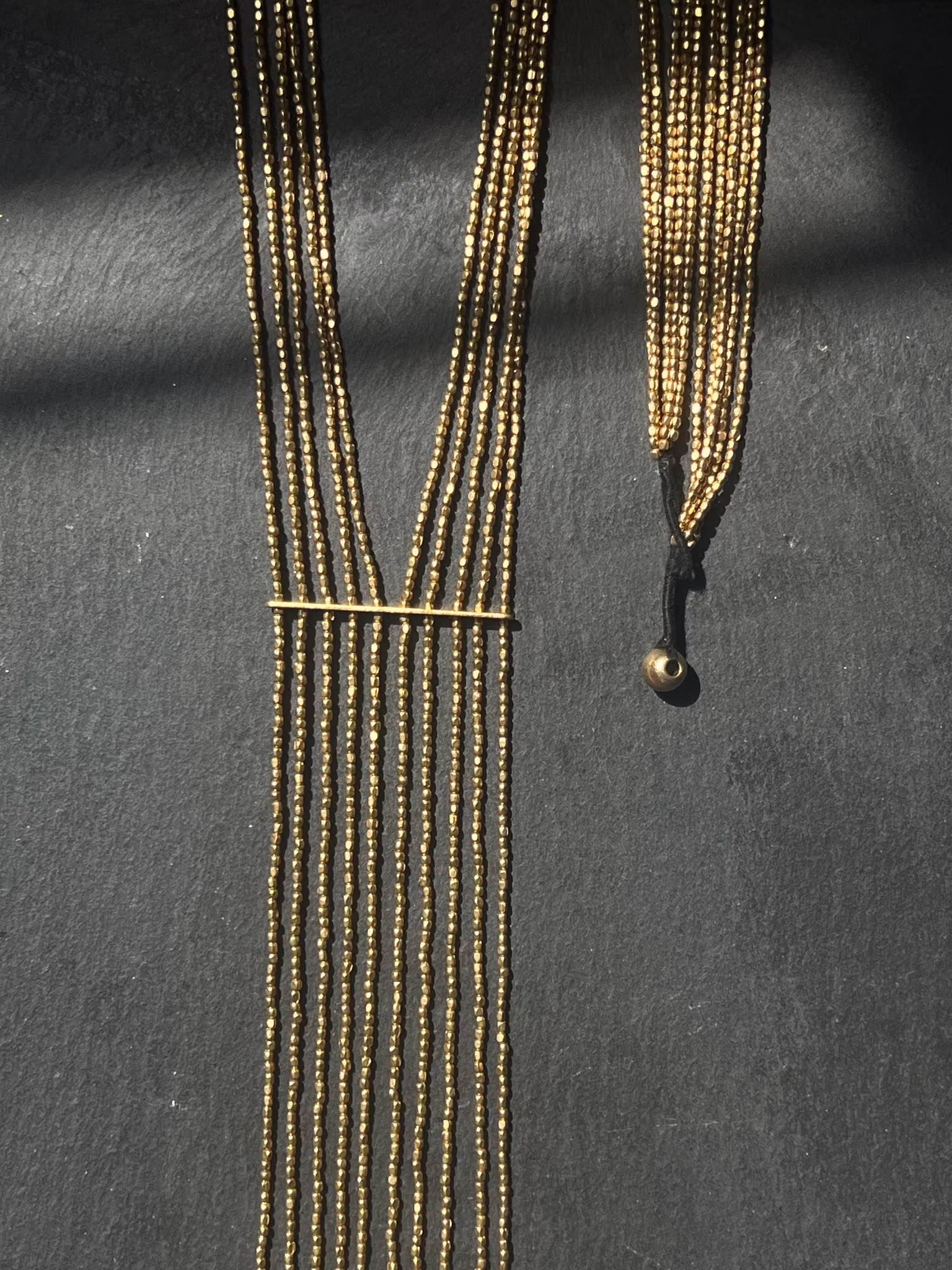 PÄRLREGN HALSBAND I MÄSSING