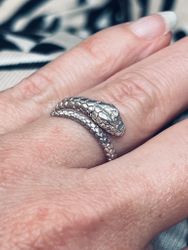 TUNN ORM RING I FÖRSILVRAD MÄSSING