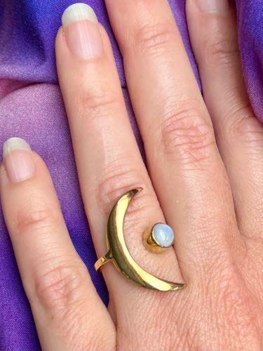 MÅNE MED MÅNSTEN RING I MÄSSING