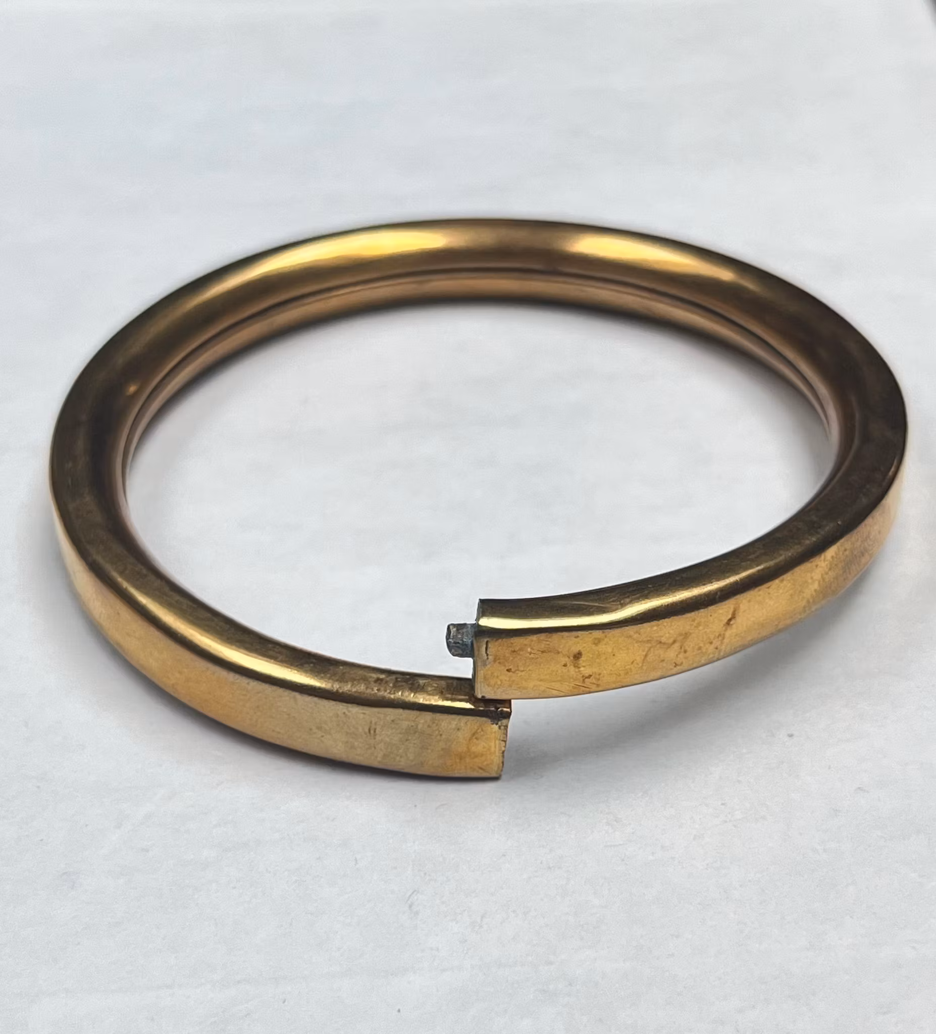 ÖPPNINGSBART ARMBAND I MÄSSING