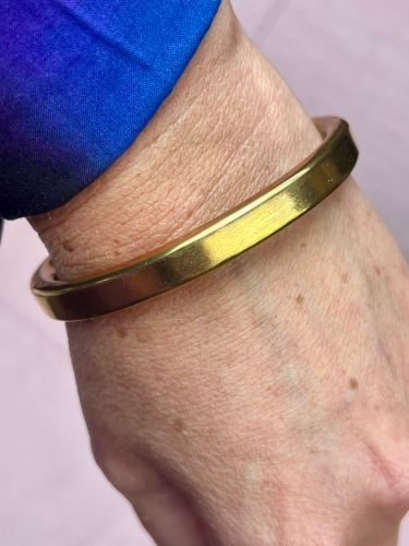 ÖPPNINGSBART ARMBAND I MÄSSING