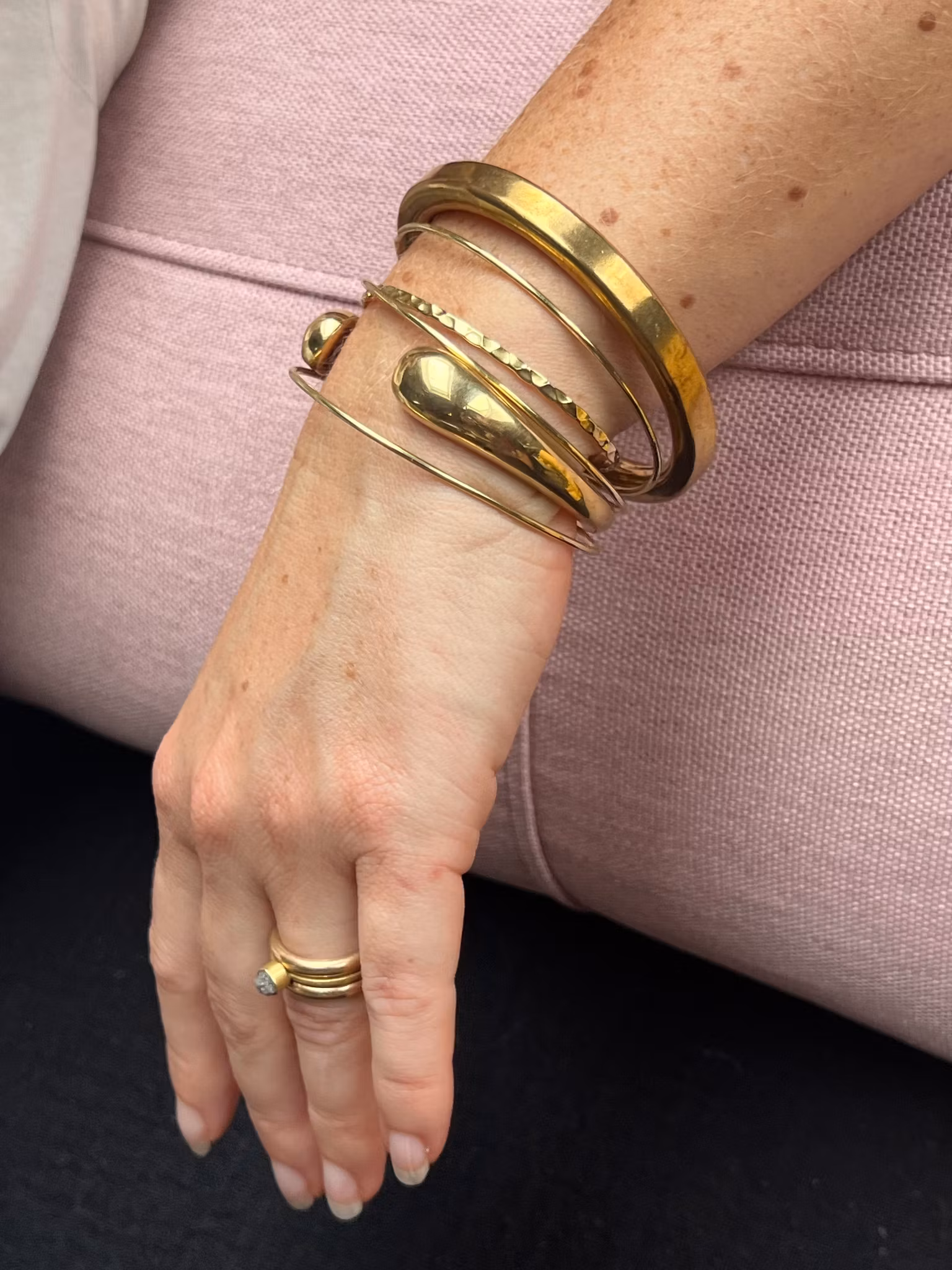 ÖPPNINGSBART ARMBAND I MÄSSING