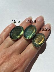 GRÖN LABRADORIT COLETTE RING MÄSSING