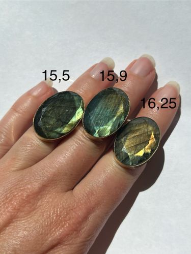GRÖN LABRADORIT COLETTE RING MÄSSING
