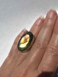 PEACH/ GRÖN LABRADORIT COLETTE RING MÄSSING