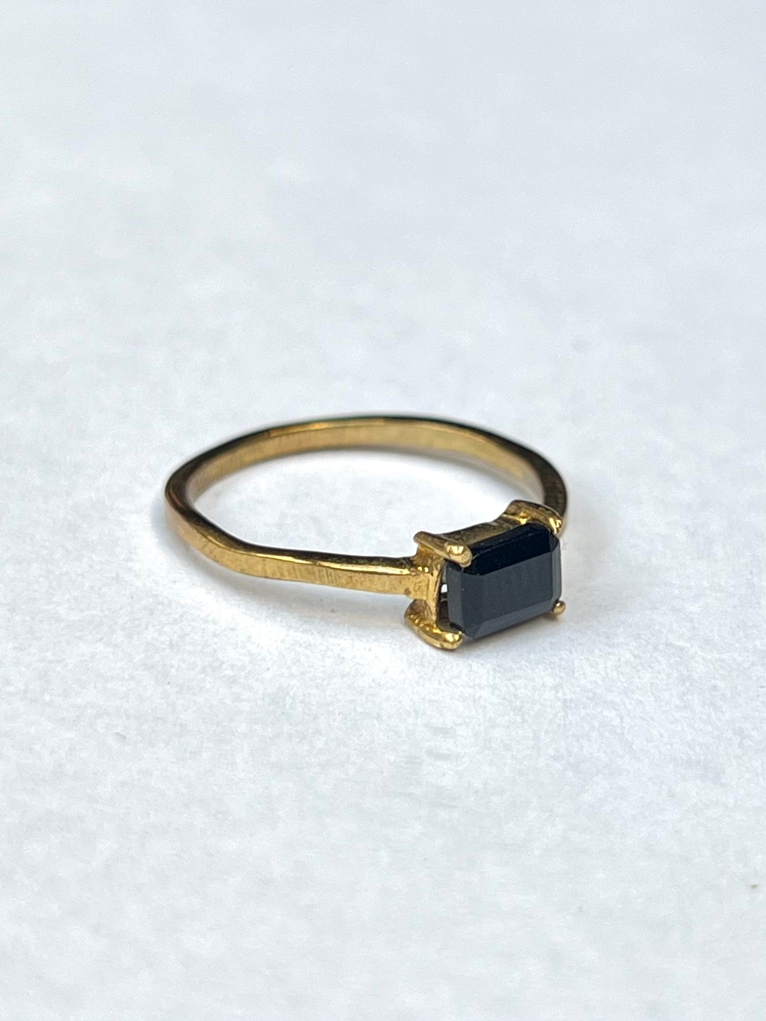 BAGUETTE SLIPAD SVART ONYX RING I MÄSSING