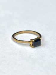 BAGUETTE SLIPAD SVART ONYX RING I MÄSSING