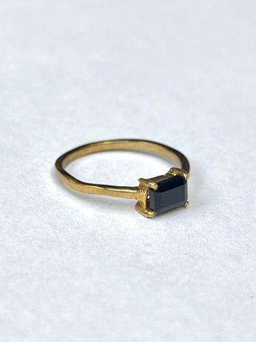 BAGUETTE SLIPAD SVART ONYX RING I MÄSSING