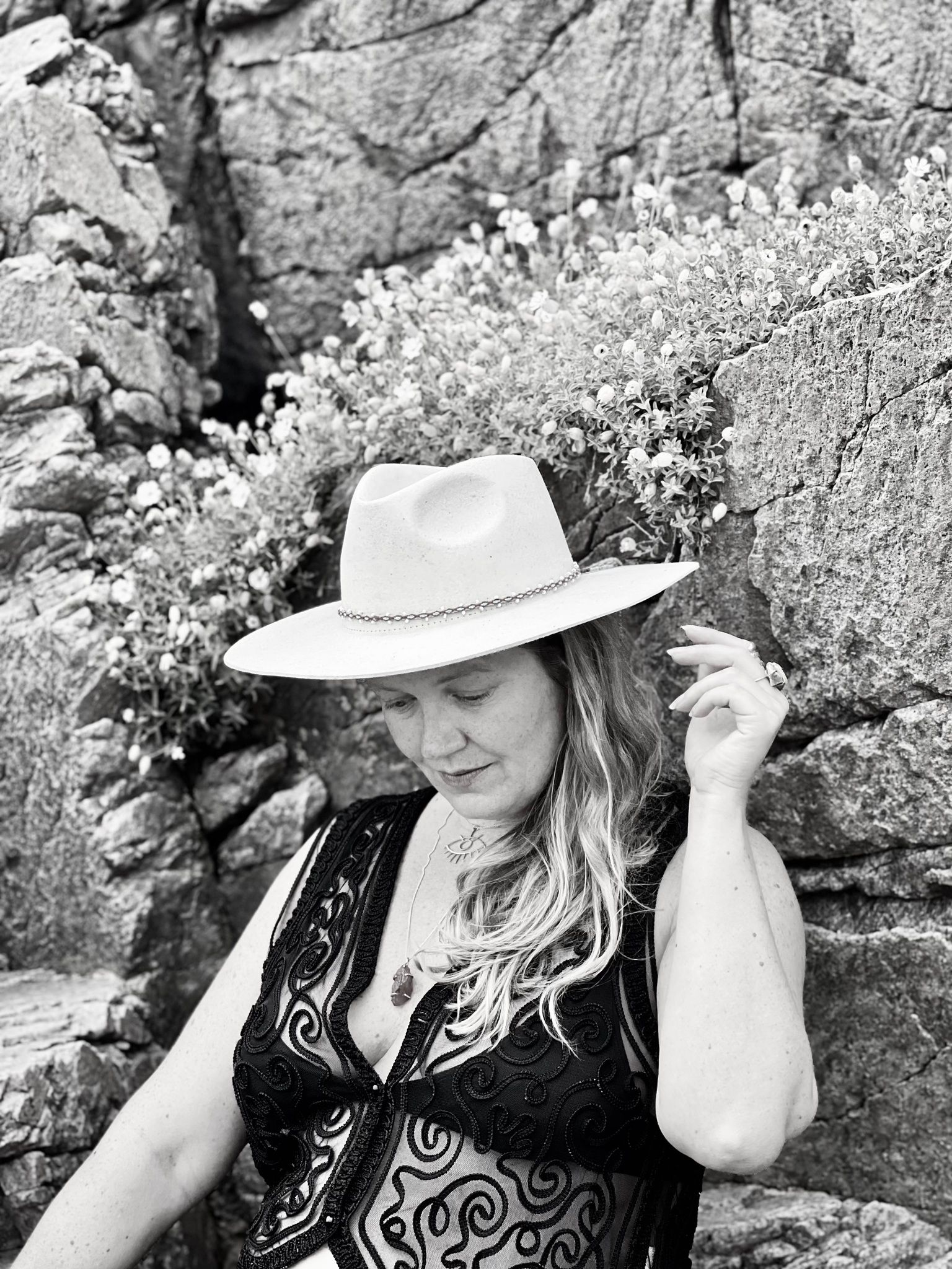 DUSTY PINK ULLHATT MED DEKORATIVT BAND