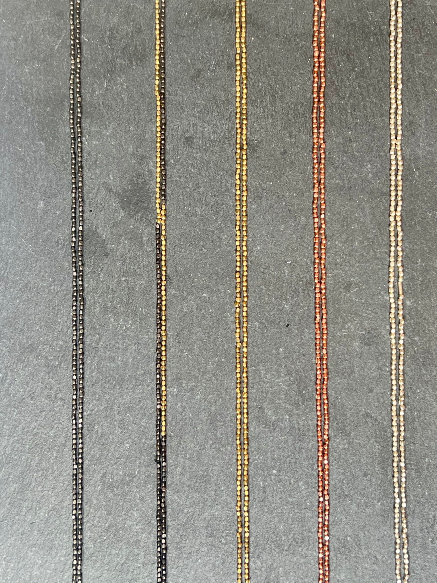 DEKORATIVT HATTBAND MED METALLPÄRLOR