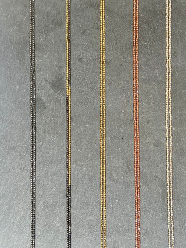 DEKORATIVT HATTBAND MED METALLPÄRLOR