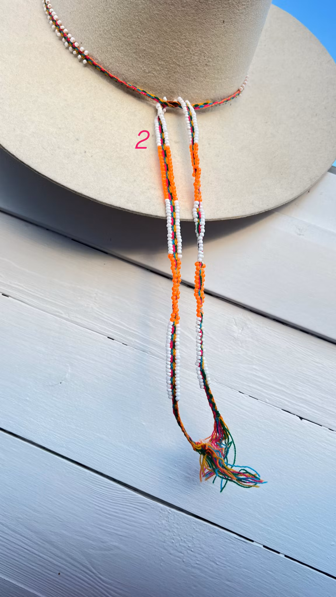 DEKORATIVT HANDGJORT HATTBAND AV PÄRLOR