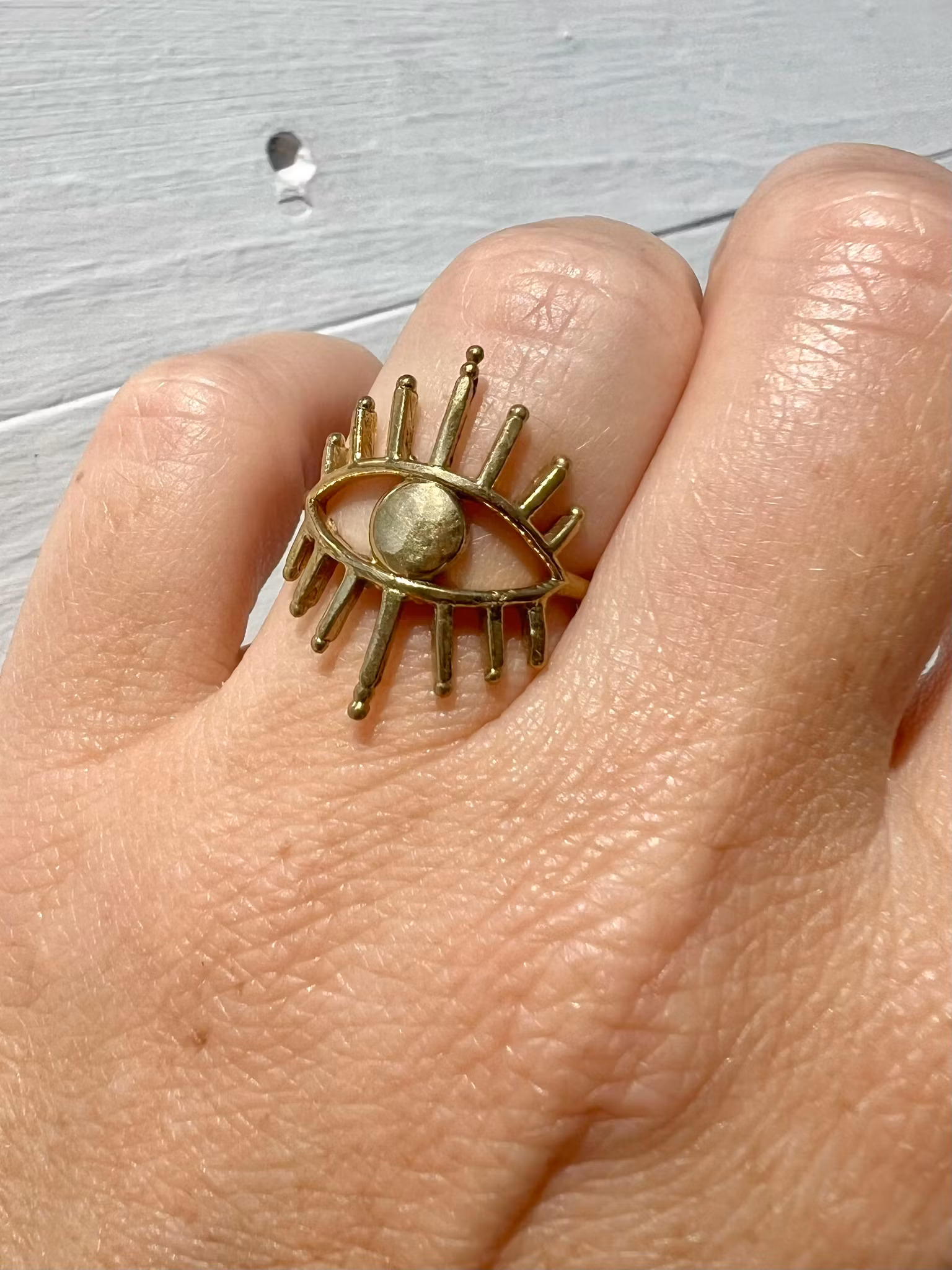 STRÅLANDE ÖGA RING MÄSSING
