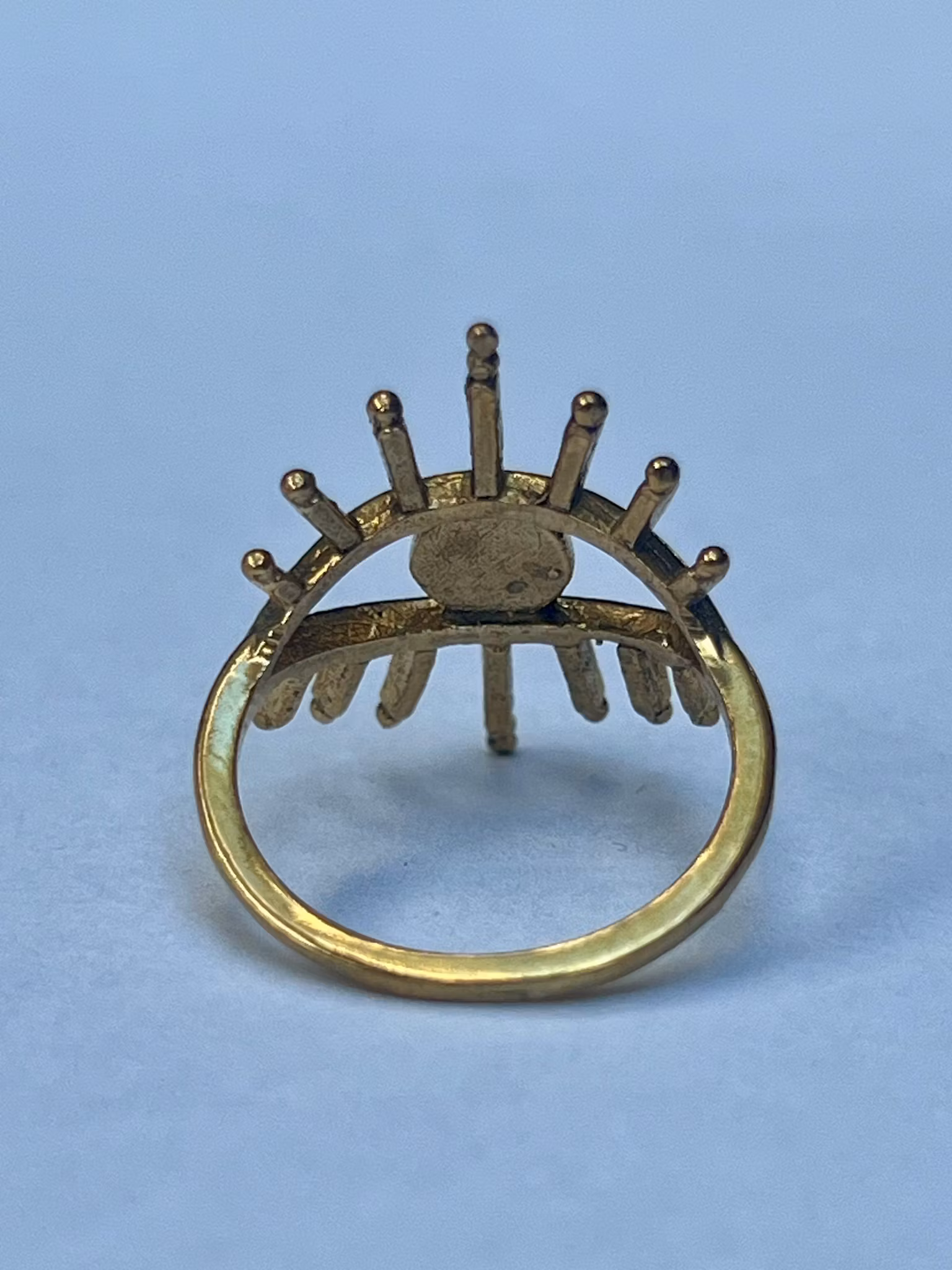 STRÅLANDE ÖGA RING MÄSSING