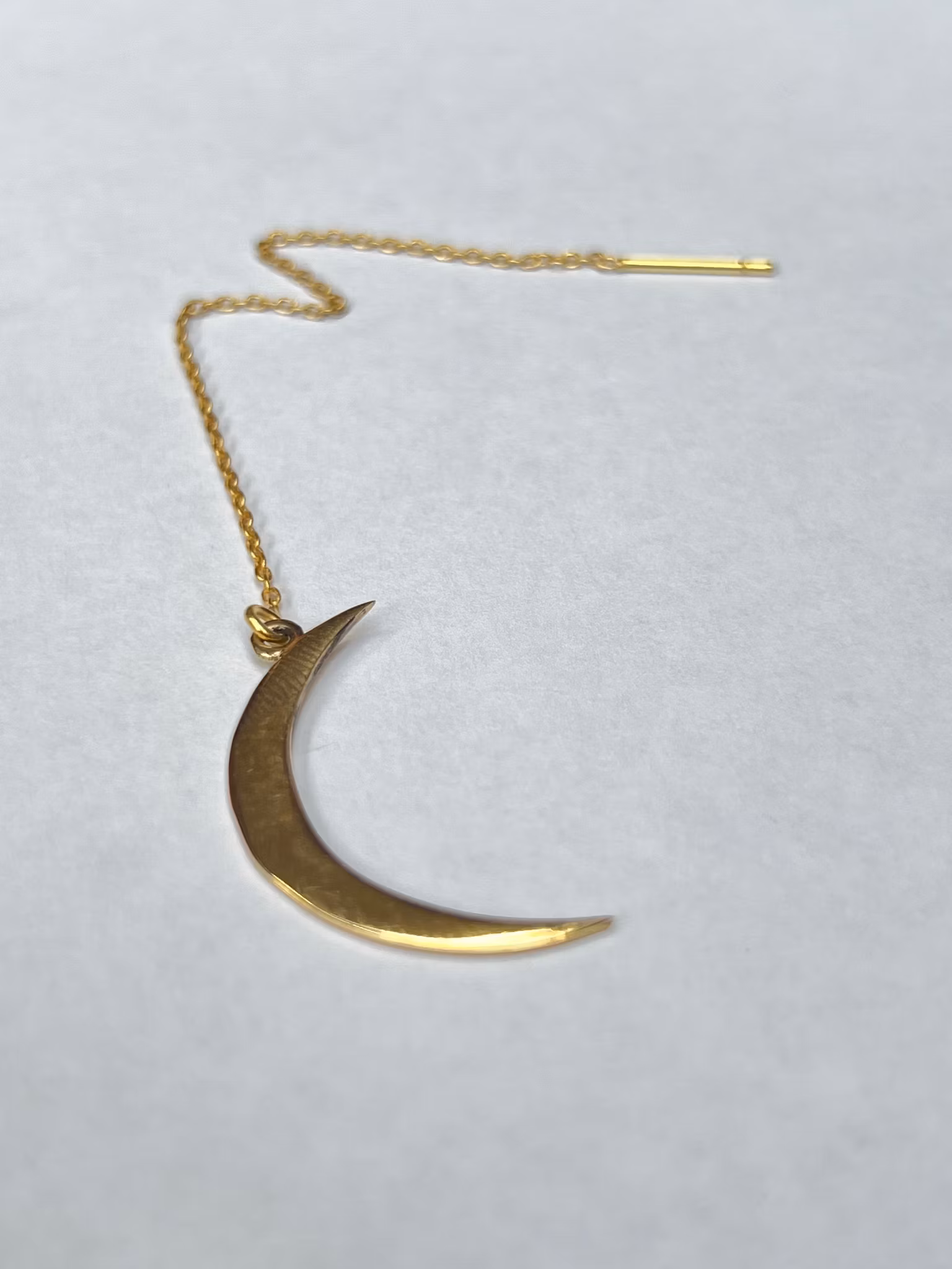 LUNA PÅ KEDJEÖRHÄNGE MÄSSING