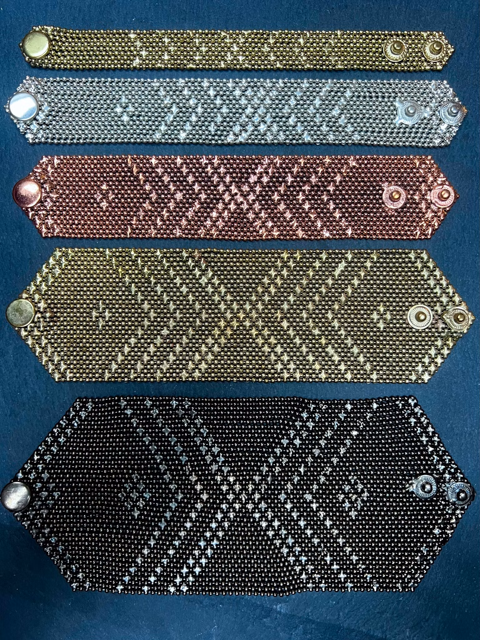 LARGE ARMOUR ARMBAND I SVARTOXIDERAD MÄSSING