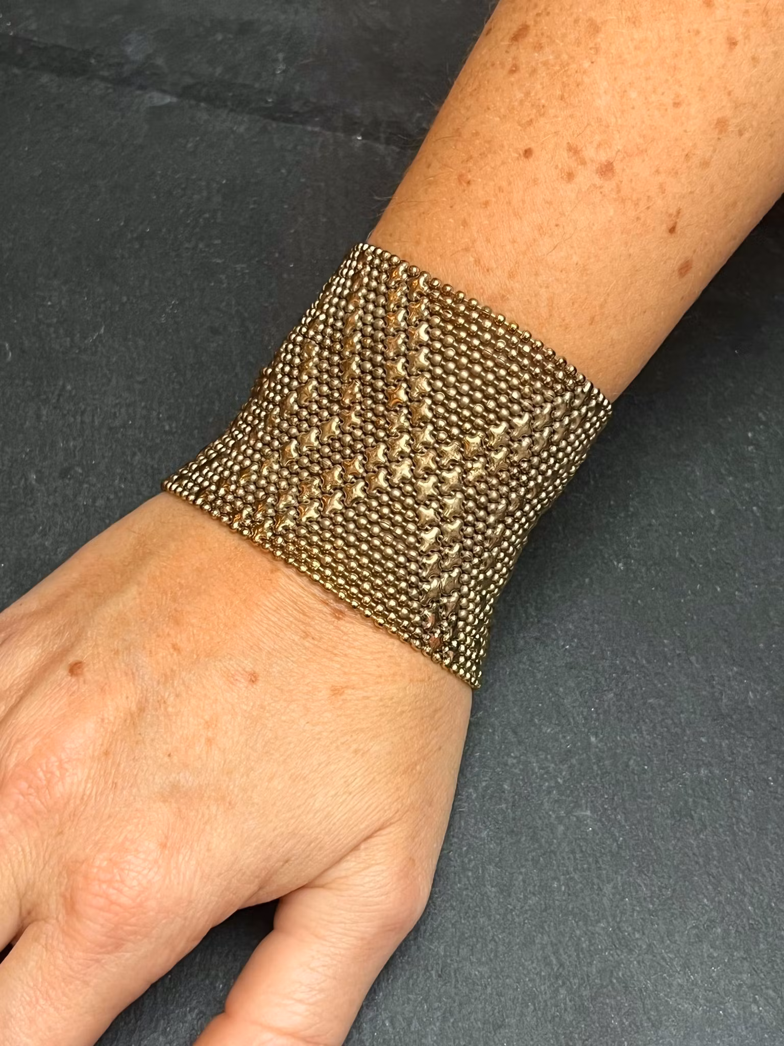 MEDIUM ARMOUR ARMBAND I MÄSSING