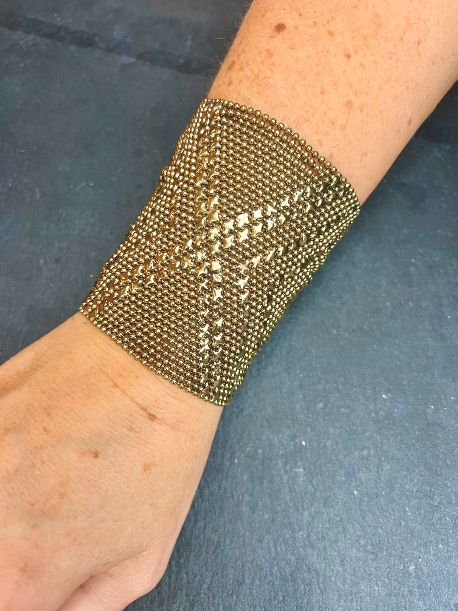 LARGE ARMOUR ARMBAND I MÄSSING