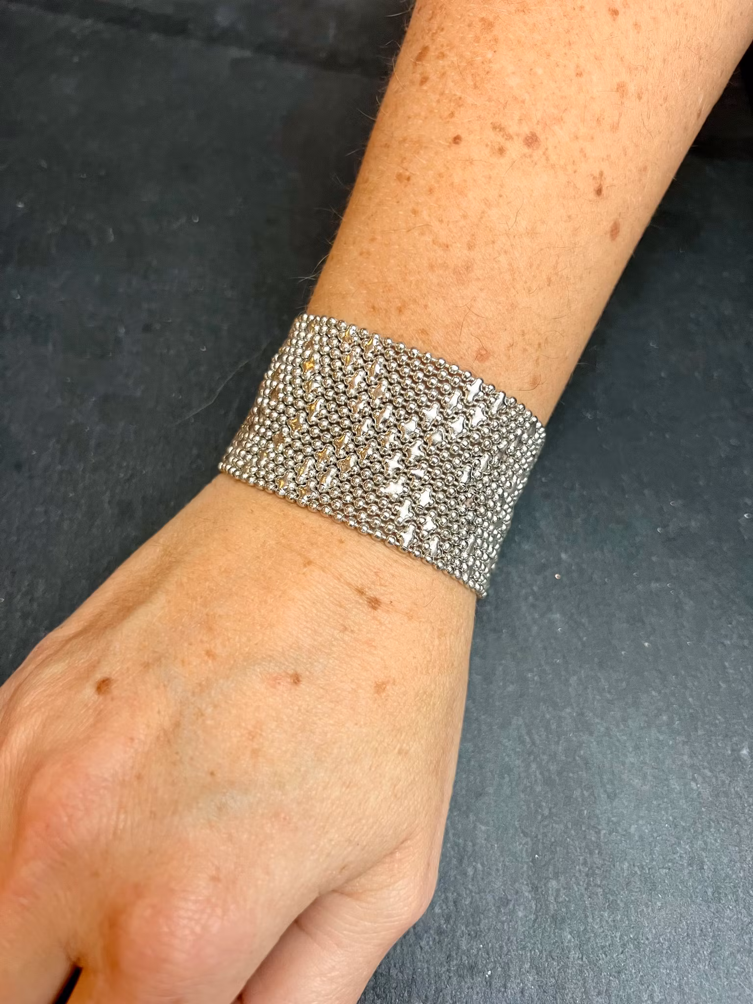 SMALL ARMOUR ARMBAND I FÖRSILVRAD MÄSSING