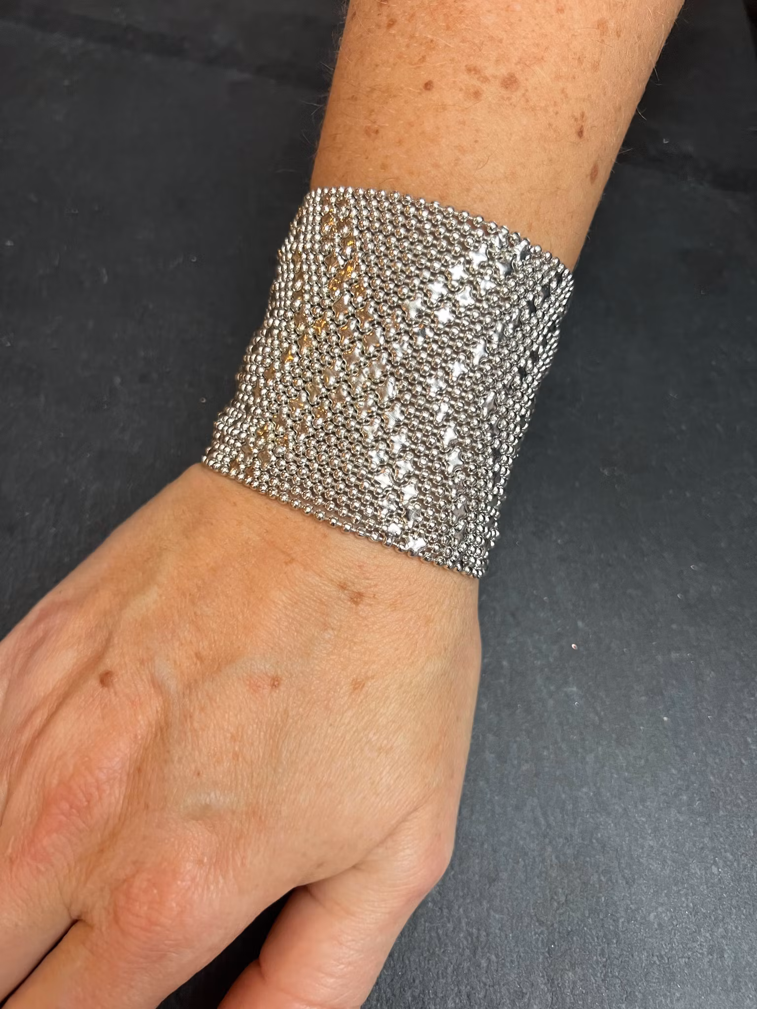 MEDIUM ARMOUR ARMBAND I FÖRSILVRAD MÄSSING