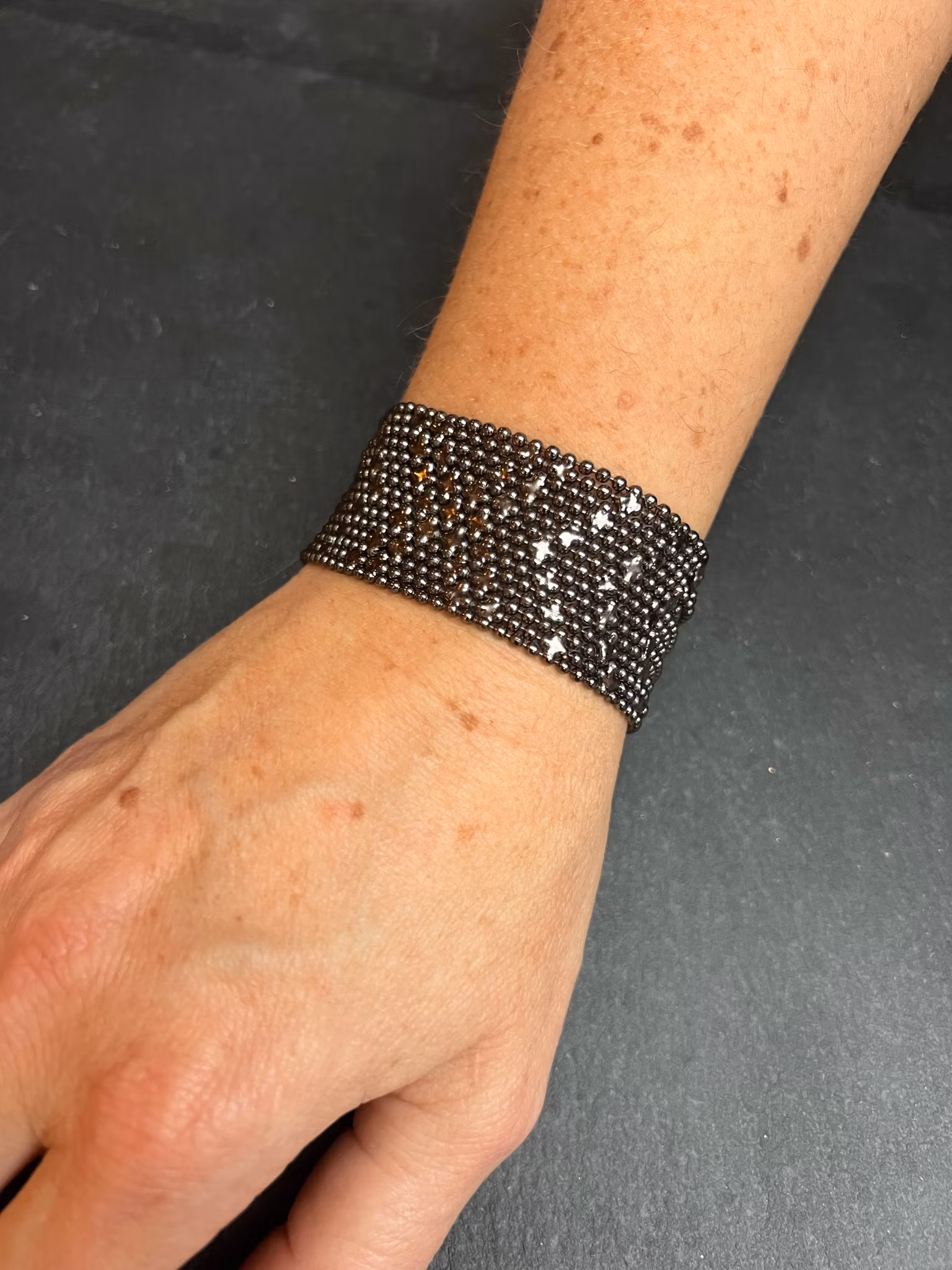 XS ARMOUR ARMBAND I SVARTOXIDERAD MÄSSING