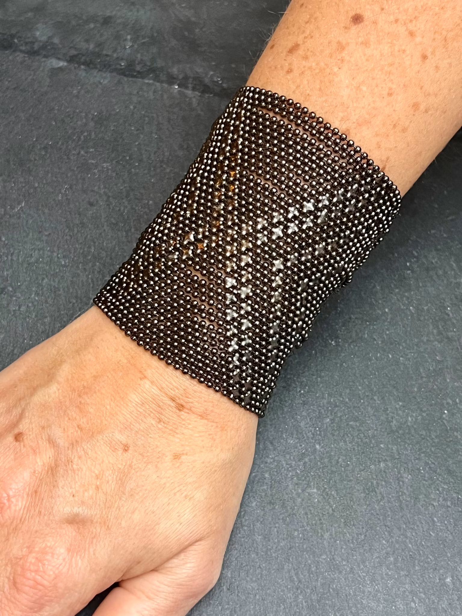 LARGE ARMOUR ARMBAND I SVARTOXIDERAD MÄSSING