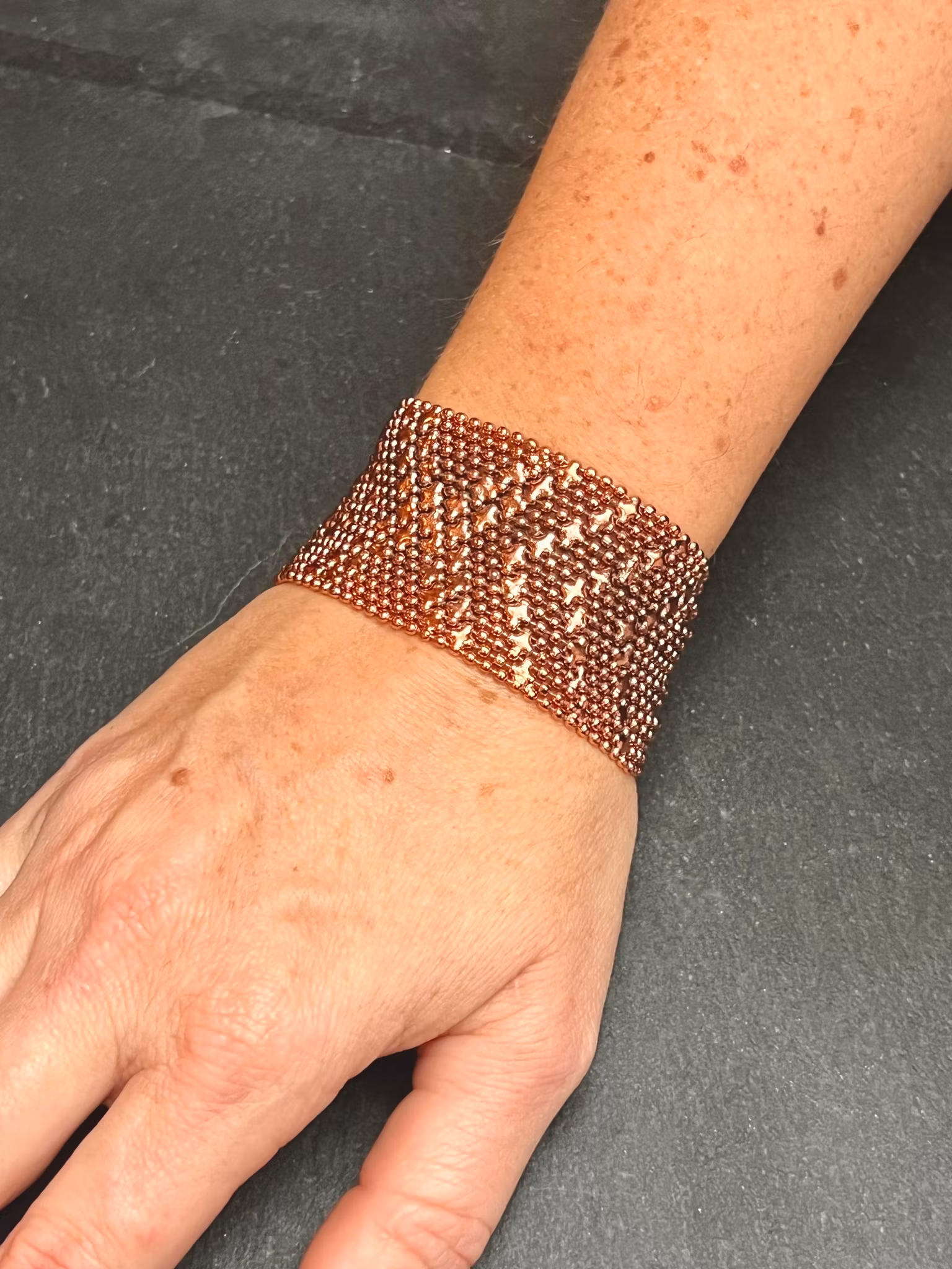 SMALL ARMOUR ARMBAND I KOPPAR