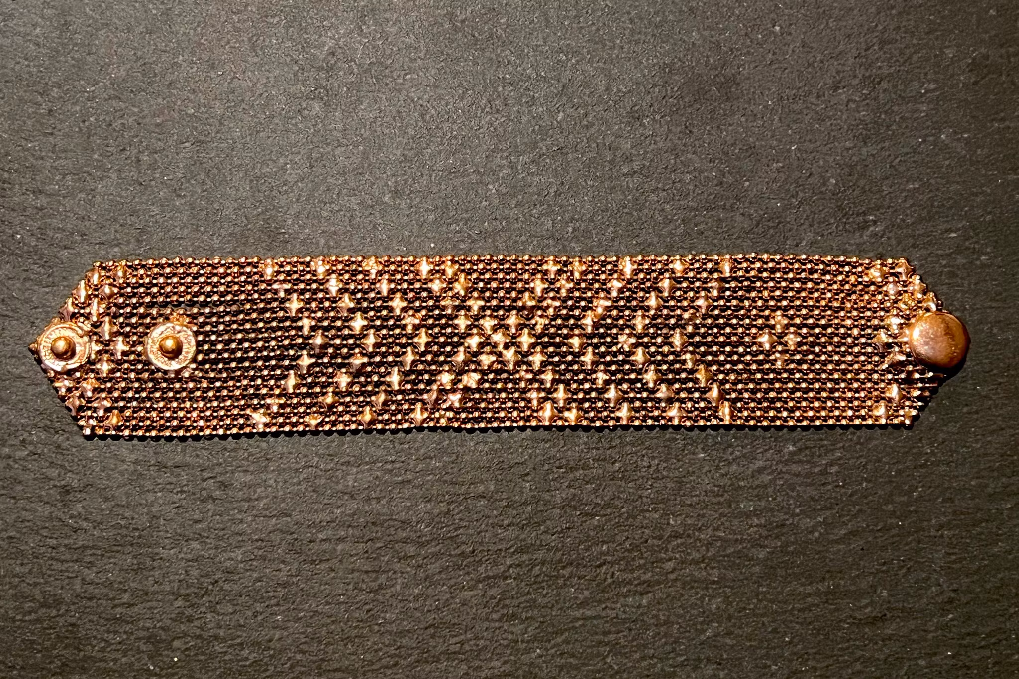 SMALL ARMOUR ARMBAND I KOPPAR