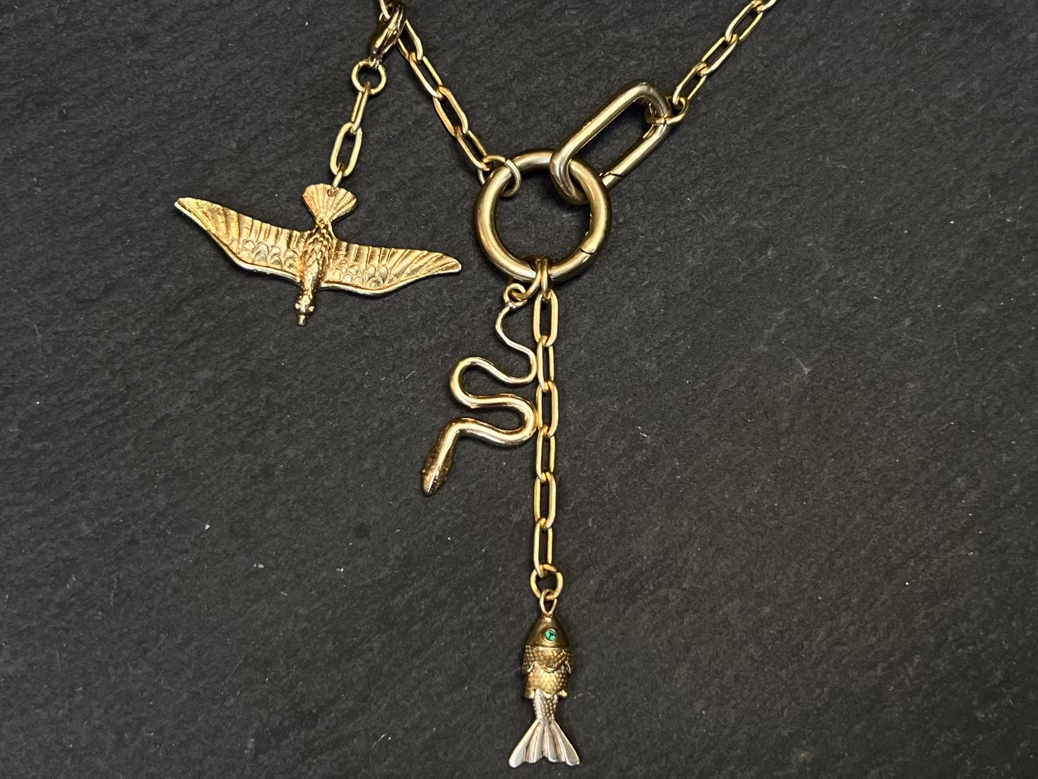 ELEMENTS HALSBAND FÅGEL, FISK ELLER MITTEMELLAN