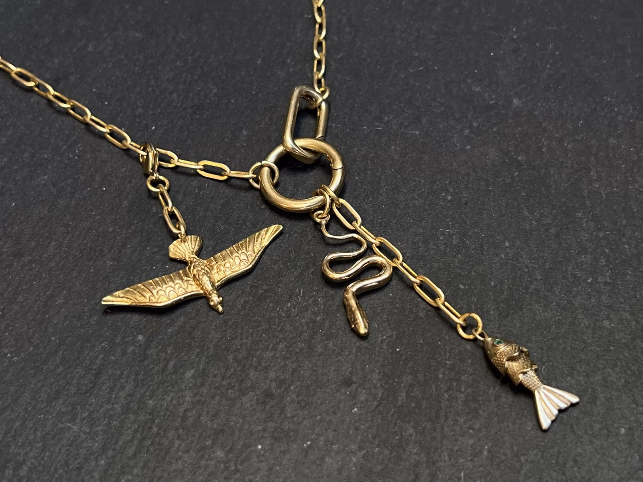 ELEMENTS HALSBAND FÅGEL, FISK ELLER MITTEMELLAN