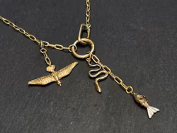 ELEMENTS HALSBAND FÅGEL, FISK ELLER MITTEMELLAN