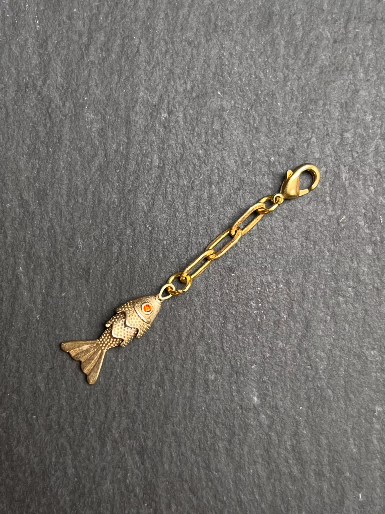 ELEMENTS HÄNGEN I KEDJA MED KARBINLÅS TILL KEDJAN