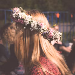 Tie a hair wreath of flowers