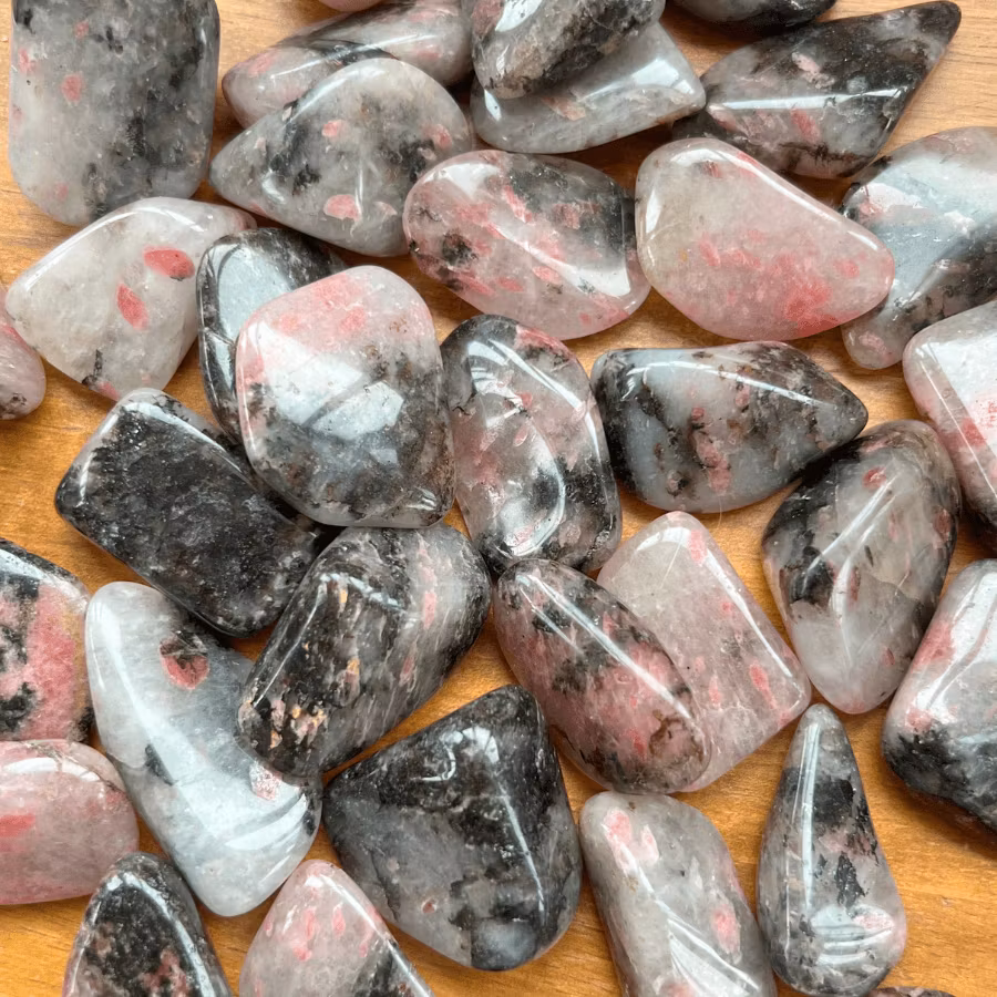 Trumlad rodonit i kvarts