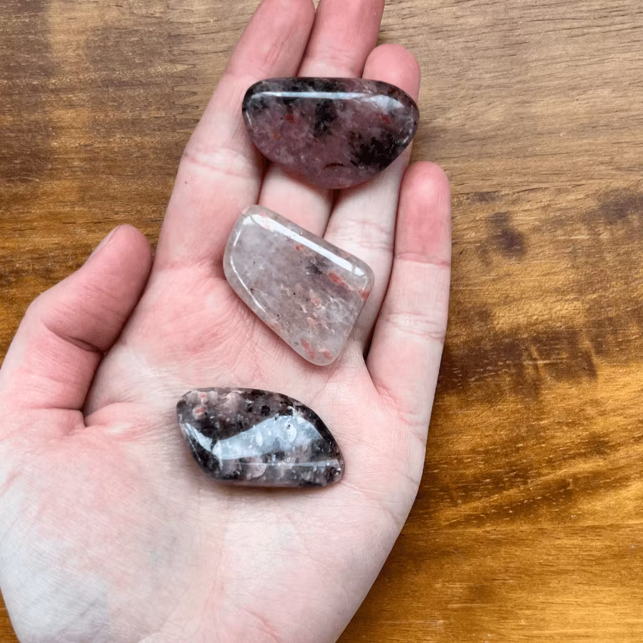 Trumlad rodonit i kvarts