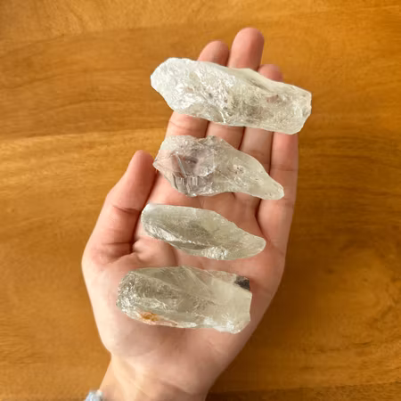 Rå stor spets Prasiolit (udda form, ljus färg eller spår av mineral)