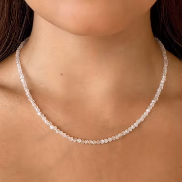 Tunt pärlhalsband i vit månsten