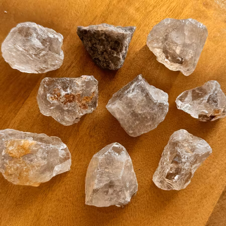 Rå Rökkvarts, mellan (inslag av mineral)