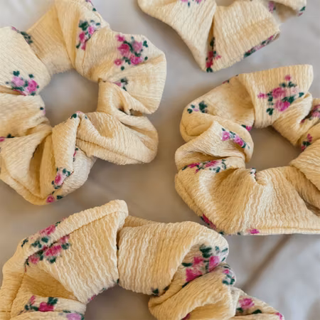 Handsydd scrunchie - gul med blommor