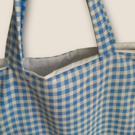 Handsydd tygpåse med volang – blårutigt