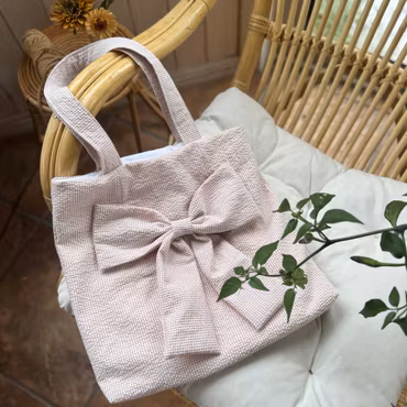 Handsydd tygpåse med rosett - smårutig beige
