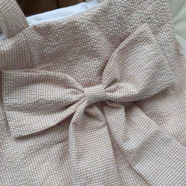 Handsydd tygpåse med rosett - smårutig beige