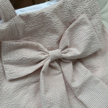 Handsydd tygpåse med rosett - smårutig beige