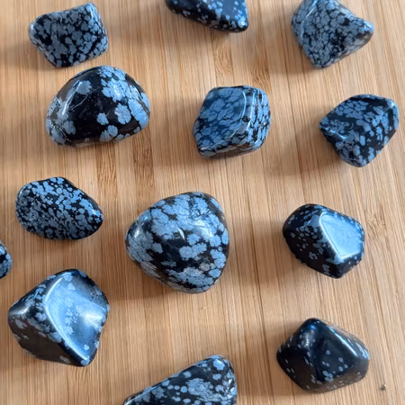 Trumlad Snöflingeobsidian (ojämnheter)