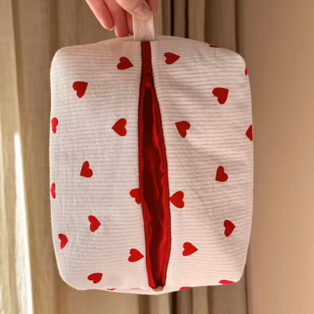 Handsydd necessär - Röda hjärtan