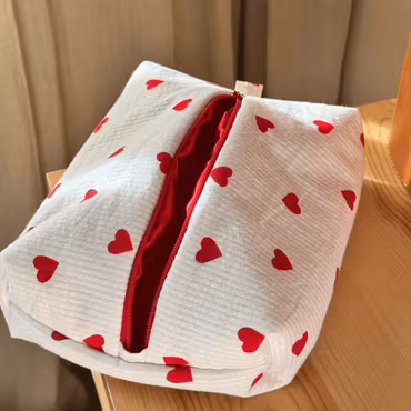 Handsydd necessär - Röda hjärtan