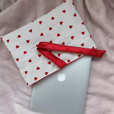 Handsytt Datorfodral - Röda hjärtan