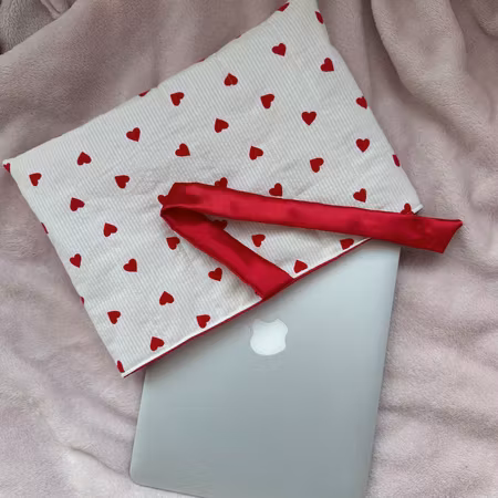 Handsytt Datorfodral - Röda hjärtan